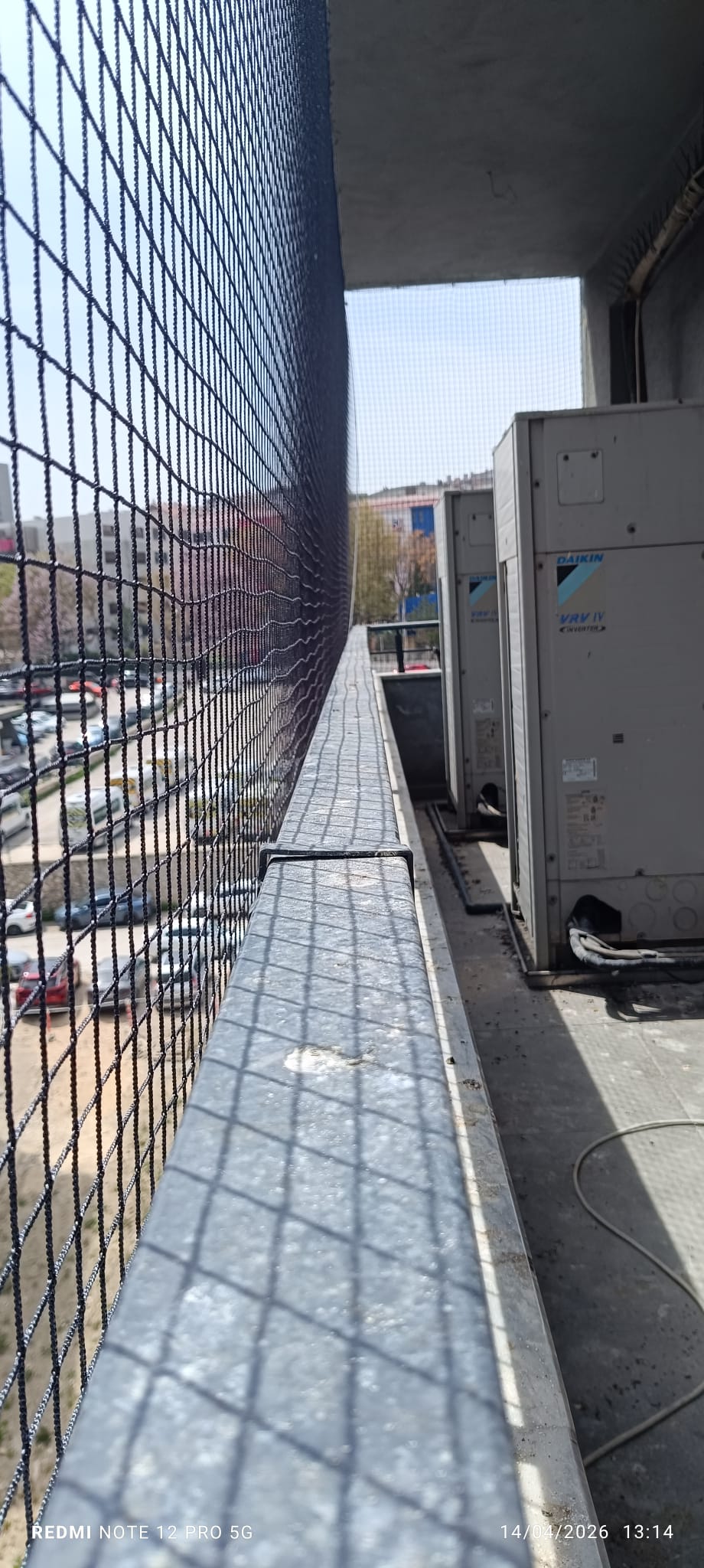 Renkli balkon güvenlik filesi uygulaması